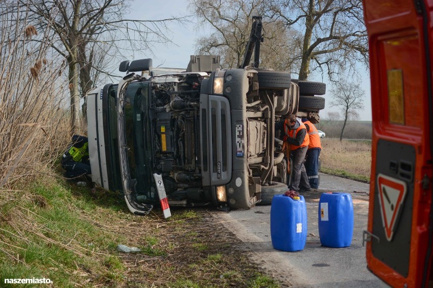 Ciężarówka z drewnem zablokowała drogę w Rozentalu na ponad pięć godzin. Jedna osoba trafiła do szpitala [zdjęcia, wideo]