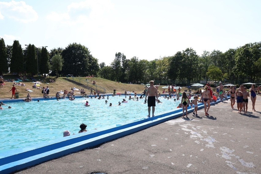 Tłumy na basenie przy ulicy Szczecińskiej w Kielcach. Kto żyw szukał ochłody w wodzie. Zobacz zdjęcia