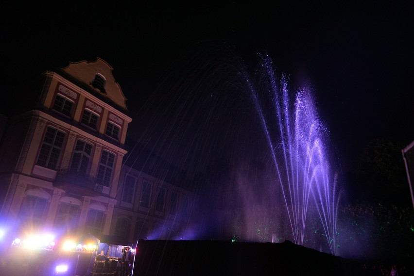Pokaz fontanny tanczacej do muzyki mozarta w parku Oliwskim