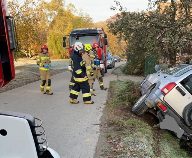 Strażacy pomagali wydobyć auto z rowu