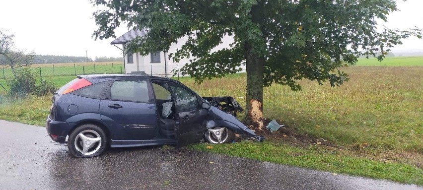 Wypadek w Ręcznie. Kierowca wjechał w drzewo, miał prawie 3...