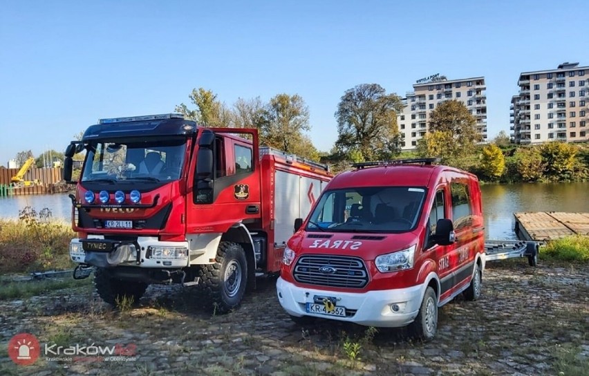 Kraków. Strażacy przeczesywali Wisłę i brzeg rzeki w rejonie stopnia Dąbie. Wciąż nie odnaleziono Jakuba Bocheńskiego