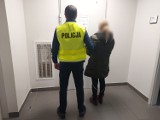 Szarpała i kopała pracownice marketu w Piotrkowie, by nie oddać skradzionych rzeczy. Agresywna złodziejka w rękach policji