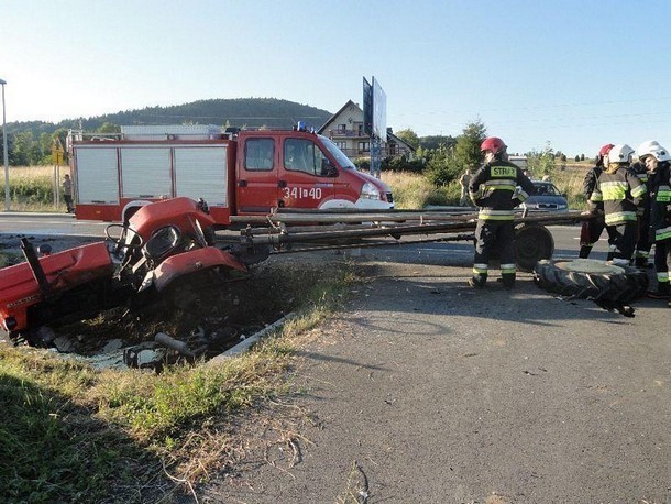 Śmiertelny wypadek Ptaszkowa: zderzenie motocykla z ciągnikiem, nie żyje 21-latek
