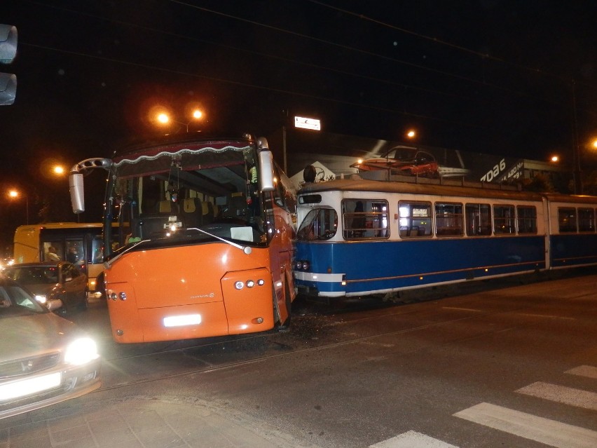 Kraków: wypadek pod Cracovią. Tramwaj linii 4 zderzył się z autokarem [ZDJĘCIA]