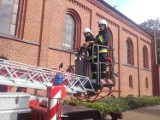 Ćwiczenia strażaków przy kościele w Zacharzynie