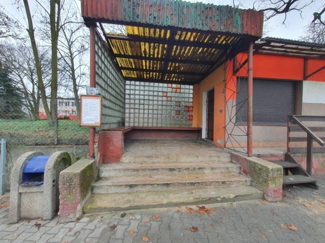 Przystanek autobusowy w centrum Kamienia Krajeńskiego z lat 60. XX wieku