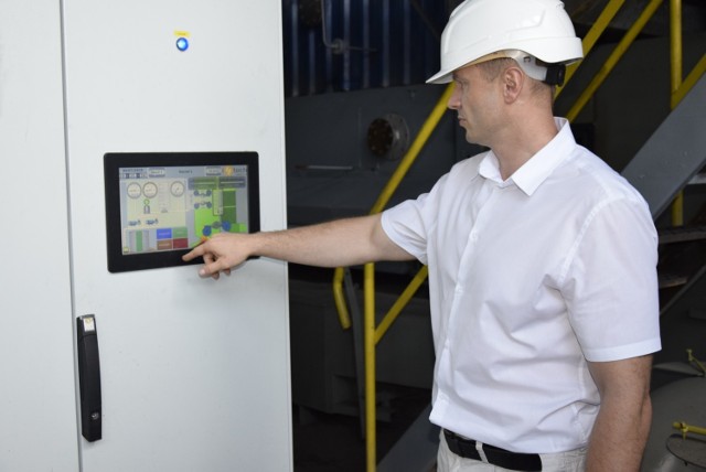 Wiceprezes spółki Energetyka Cieplna Mateusz Jarczyński przy jednym z urządzeń instalacji odazotowania spalin