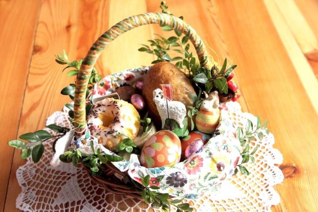 Dlaczego święcimy pokarmy - tradycja Wielkiej Soboty. Co powinno znaleźć się w wielkanocnym koszyczku?