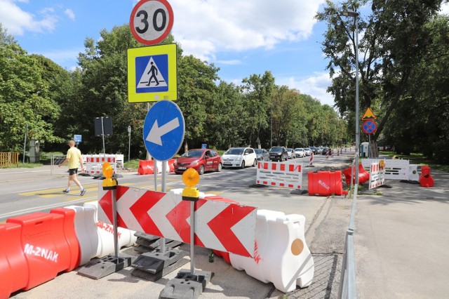Nasz Czytelnik uważa, że należy usprawnić przejazd przez remontowaną ulicę Ogrodową w Kielcach  montując sygnalizację świetlną przy przejściu dla pieszych, ponieważ piesi przechodzący pojedynczo są powodem korków. 

Zobacz kolejne zdjęcia