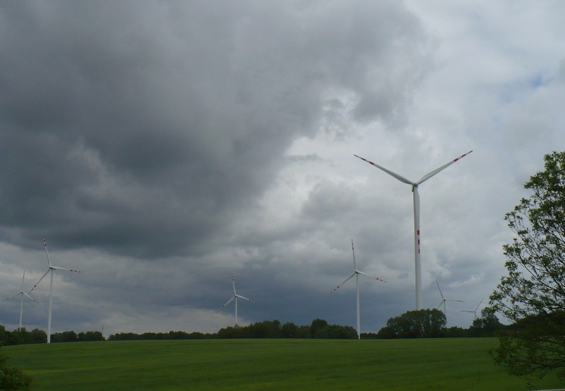 Golice, maj 2012. Za sprawą farmy wiatrakowej zmienił się...