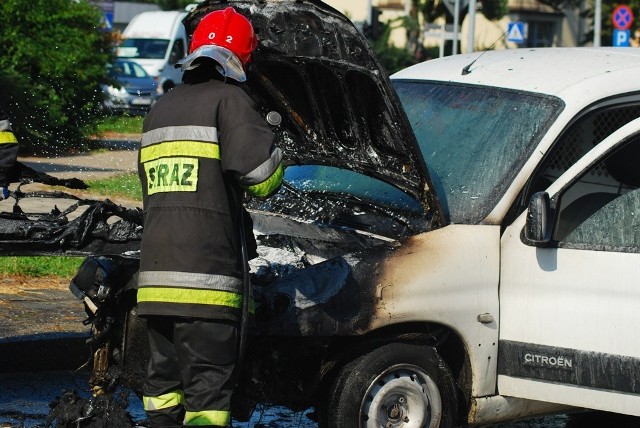 Pożar samochodu w Jarocinie: Na ulicy Sienkiewicza zapalił się Citroen Berlingo