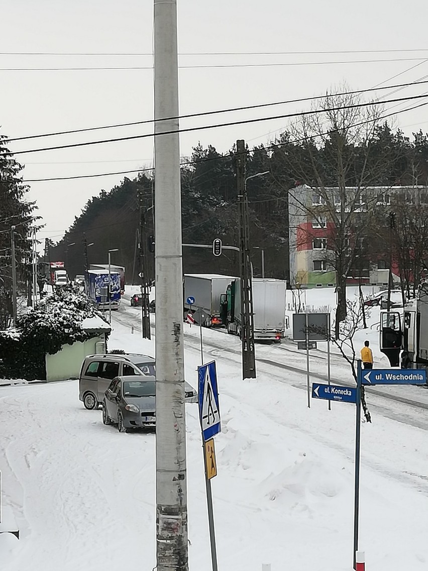 W poniedziałek, 8 lutego 2021 na drogach w powiecie...