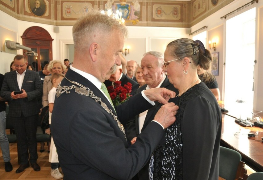 Złote Gody w Łowiczu. 14 par odebrało medale za wspólne przeżycie 50 lat