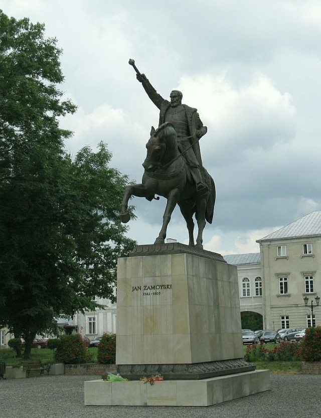 Pomnik Jana Zamoyskiego (1542-1605). Zamoyski zbudował miasto w szczerym polu na tzw. &bdquo;surowym korzeniu&rdquo;. Całe miasto kazał otoczyć potężnymi murami z bastionami i fosami. Fot. R. J. Zag&oacute;rski