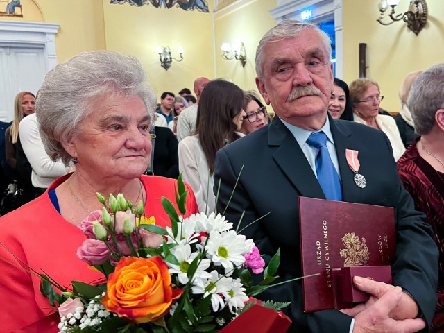 Medale za długoletnie pożycie wręczyli jubilatom prezydent Marcin Witko oraz przewodniczący Rady Miejskiej Krzysztof Kuchta