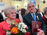 Złote i szmaragdowe gody w Tomaszowie świętowało 18 par. Małżonkowie otrzymali medale za długoletnie pożycie. ZDJĘCIA