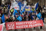 Obchody 1 maja w Warszawie. Manifestujący chcą „godnej pracy"