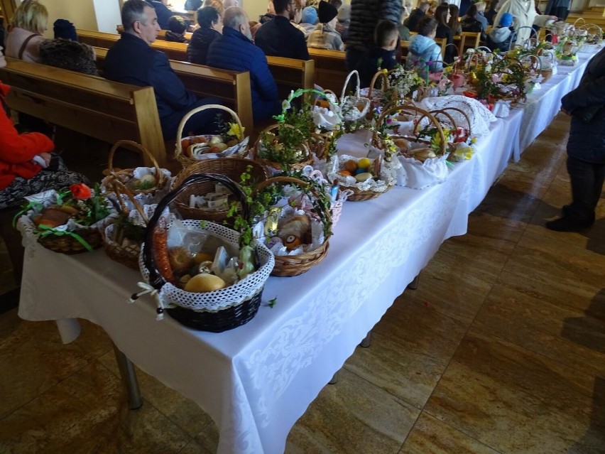 Święcenie pokarmów na wielkanocne stoły w kościele pw. św....