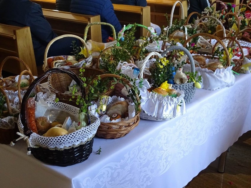 Święcenie pokarmów na wielkanocne stoły w kościele pw. św....