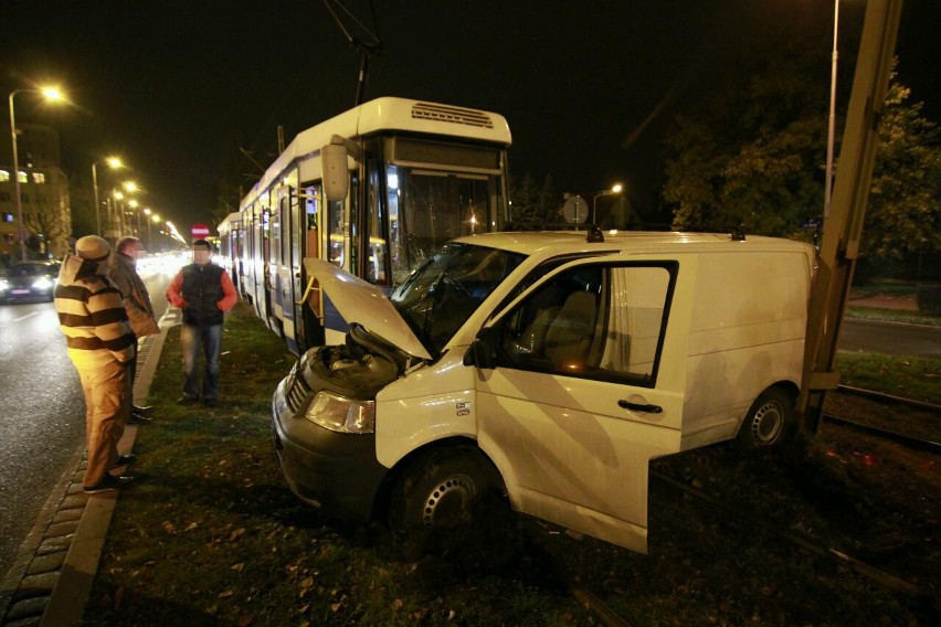 Wrocław: Tramwaj wjechał w busa na Ślężnej (ZDJĘCIA)