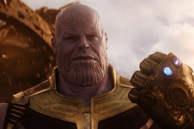 Kiedy Avengersi i ich sojusznicy kontynuują ochronę świata przed globalnym zagrożeniem, pojawia się nowy przeciwnik, Thanos (Josh Brolin). Celem tego międzygalaktycznego despoty jest zebranie wszystkich sześciu Kamieni Nieskończoności, artefaktów o niewyobrażalnej mocy. Chce za ich pomocą kreować rzeczywistość według własnej, pokręconej woli. Los Ziemi i wszelkiego życia znajduje się w wielkim niebezpieczeństwie. 
Reż. Anthony Russo, Joe Russo, występują: Scarlett Johansson, Chris Hemsworth, Chris Pratt