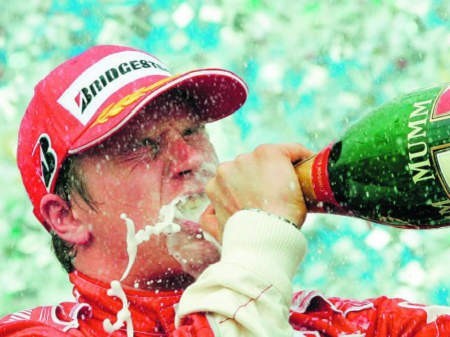 Kimi Raikkonen świętuje w Brazylii zwycięstwo w wyścigu i całym tegorocznym cyklu Grand Prix Formuły 1 - fot.GERO BRELOER/epa/forum, Dariusz Górski/Przegląd Sportowy