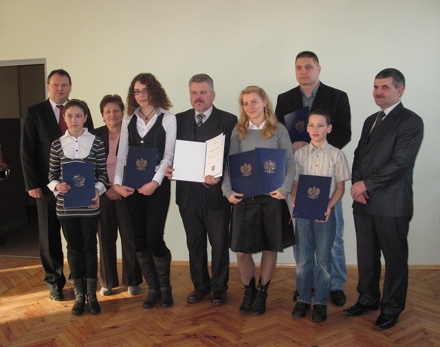 Nagrodzeni z władzami gminy w Koszęcinie