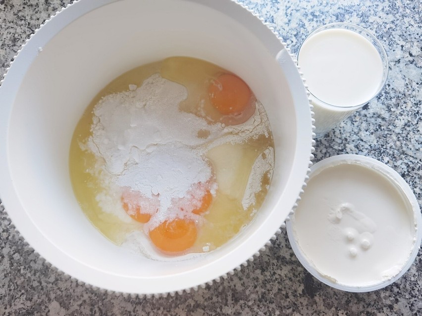 Dodaj do mąki jajka, serek mascarpone, mleko i wanilię....