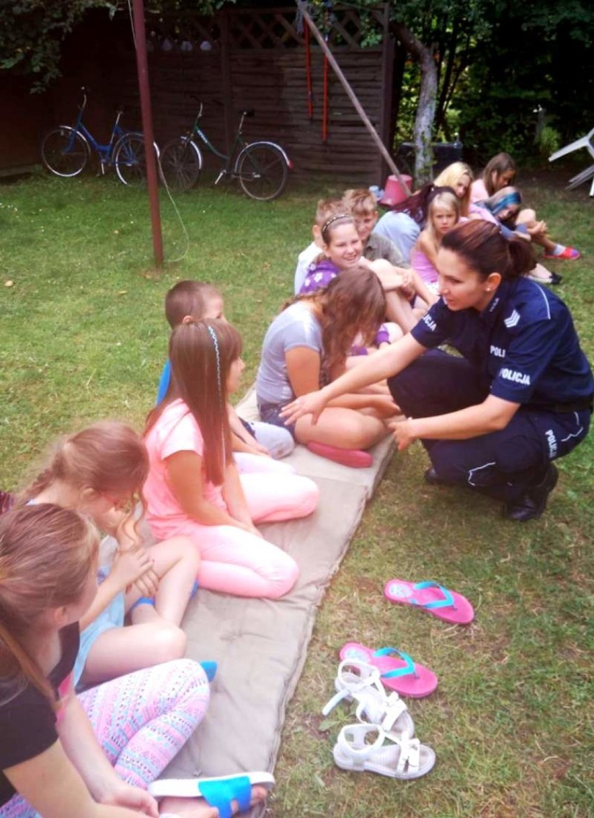 Świeckie policjantki odwiedziły dzieci na półkoloniach w Tleniu [zdjęcia]