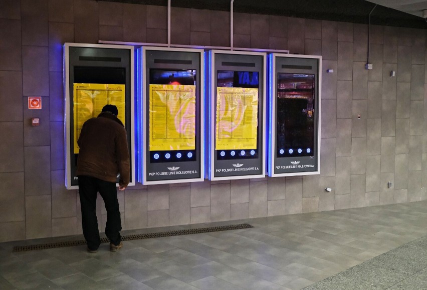 Papierowe rozkłady jazdy naklejone na elektronicznych wyświetlaczach. Absurd na stacji Warszawa Gdańska