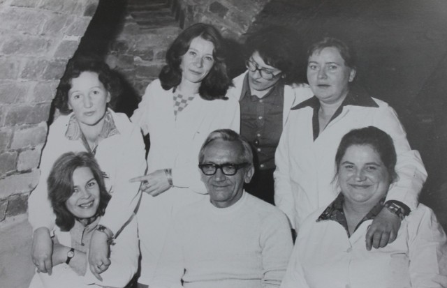 Dr Lech Wierusz z pacjentami i współpracownikami