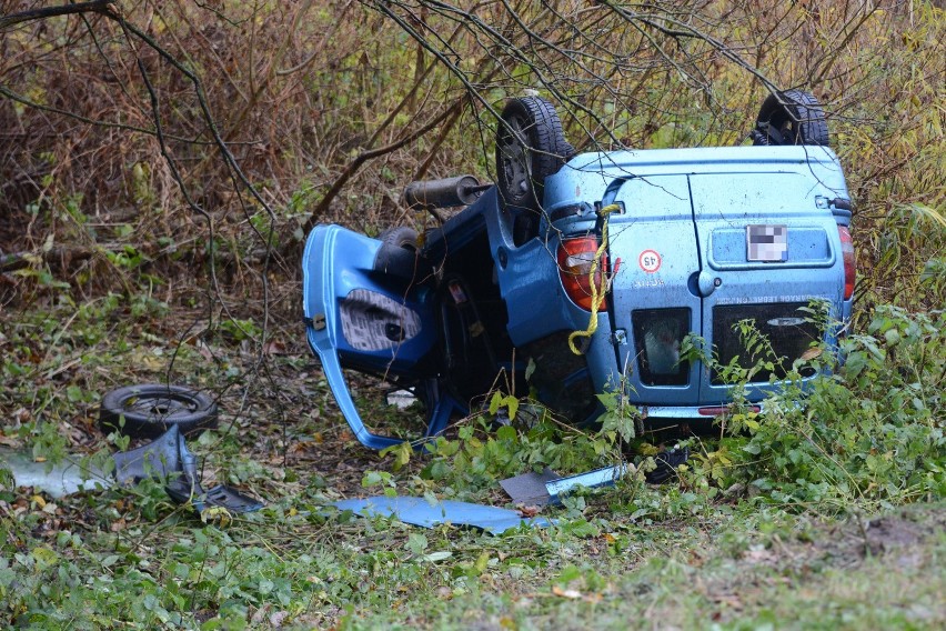 Samochód dachował na DK16 pod Grudziądzem. Dwie osoby w szpitalu [wideo, zdjęcia]