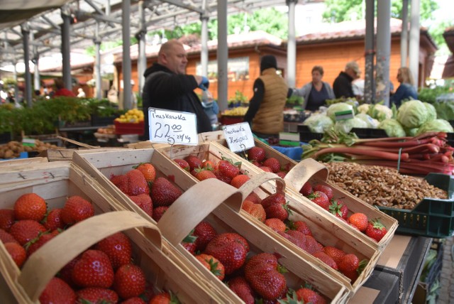 Coraz więcej sprzedających na placu targowym Burek ma w swojej ofercie truskawki z rodzimych upraw. Ich cena - w zależności od odmiany - różni się