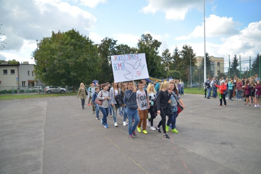 Marsz Pokoju w Sandomierzu. Wypuszczono gołębie (ZDJĘCIA)