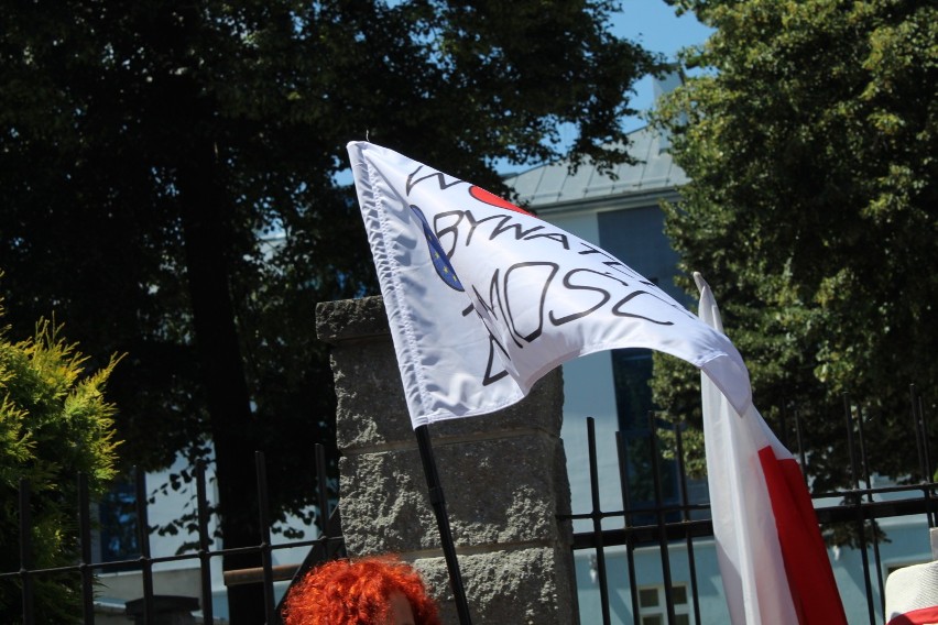 Działacze KOD pikietowali przed Sądem Rejonowym w Hrubieszowie. Zobacz zdjęcia