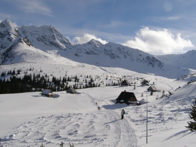 Zima w górach 2021/2022. Zamknięte szlaki i zagrożenie. Trudne warunki w Tatrach, Karkonoszach i Beskidach