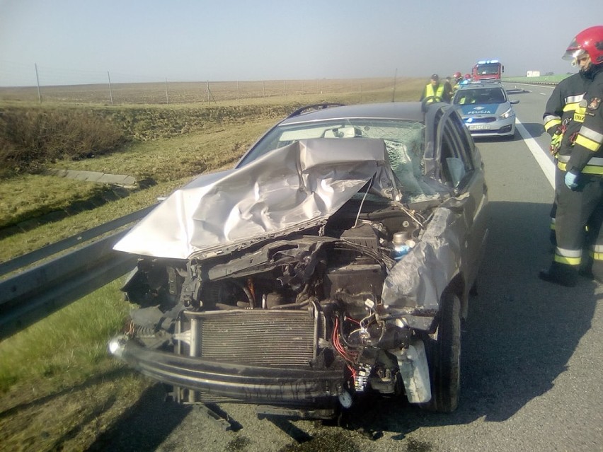 Autostrada A2: Skoda rozbiła się na barierze. Matka i dziecko ranne