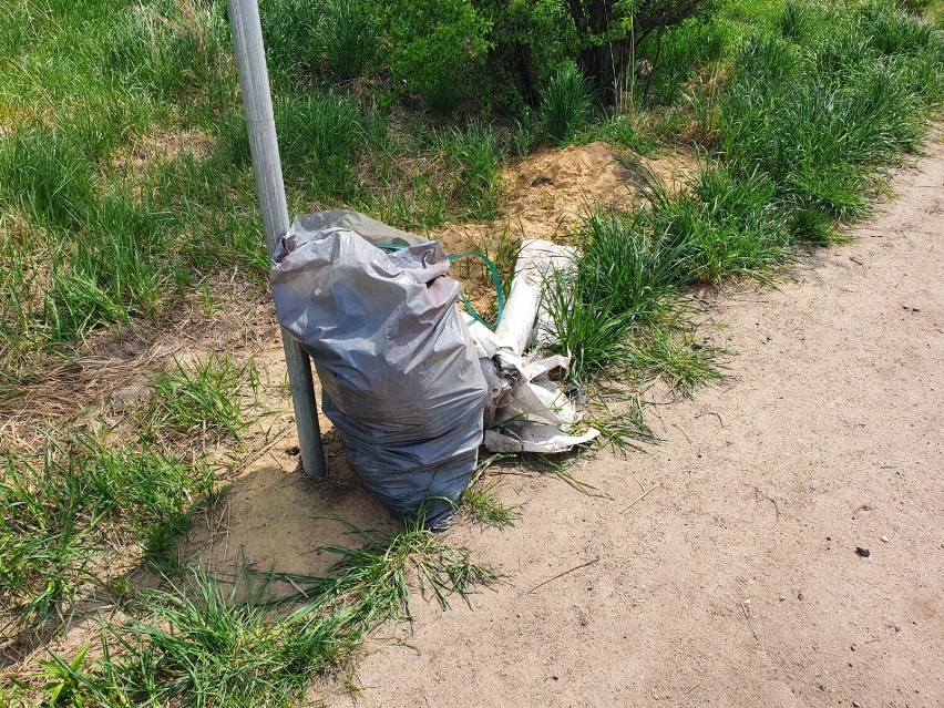 Śmieci zebrane przy Chłapowskiego stoją w workach do dziś