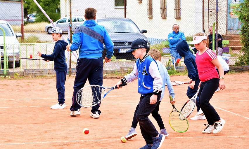 Podczas wakacji prowadzone są zajęcia w ramach Letniej Akademii Tenisa Ziemnego, której organizatorem jest MOSiR w Pile. Zobaczcie zdjęcia