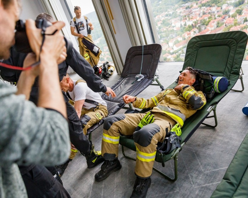 Strażacy z Gdyni mocni w bieganiu po schodach! Dali popis w wieżowcu w Gdańsku