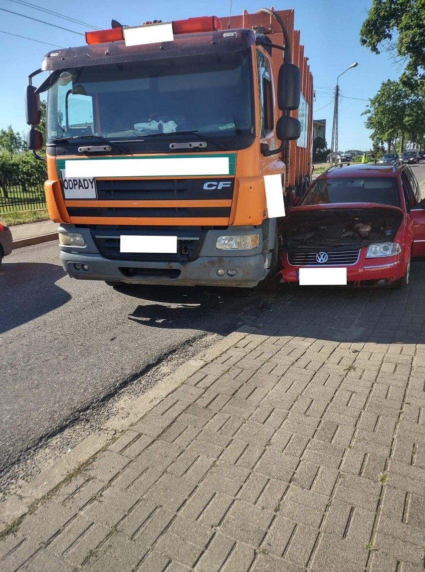 Wypadek w Sędziejowicach. Śmieciarka zderzyła się z autem