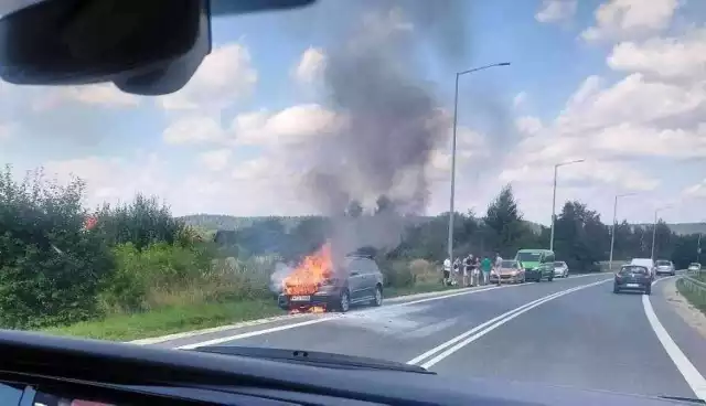 Pożar samochodu na ulicy Radomskiej w Kielcach.