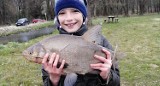 Wędkarski sukces 12-letniego Krystiana. W jeziorze pod Skokami złowił dużego leszcza 