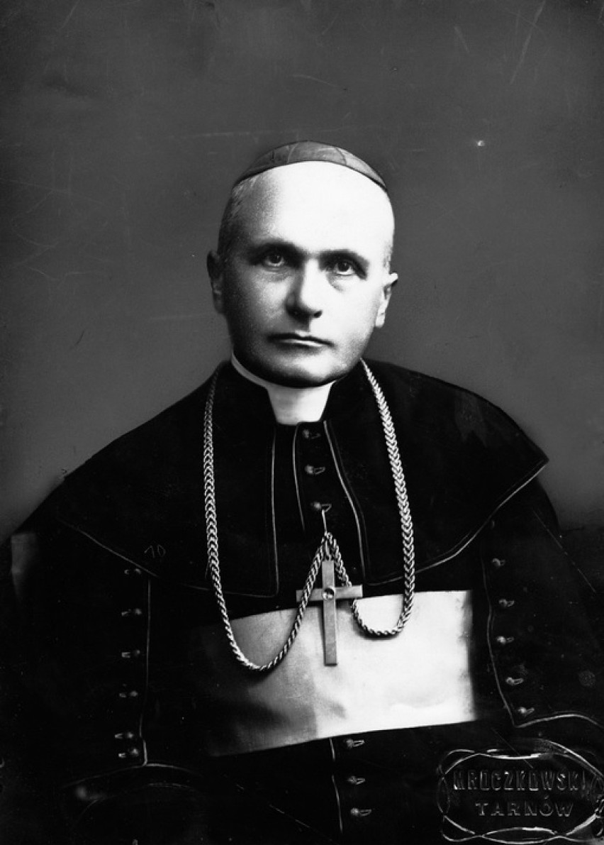 Biskup Edward Komar
(1921-1943)

Pierwszy w historii...