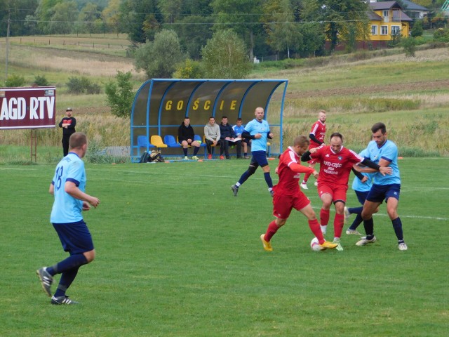 Gaudium Łężyny (czerwone stroje) zremisowało z liderem Spartą Osobnica 1-1