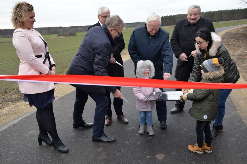 Gmina Jemielno. Uroczyste otwarcie drogi Śleszów-Cieszyny. Wyremontowany odcinek ma 1,6 km długości [ZDJĘCIA]