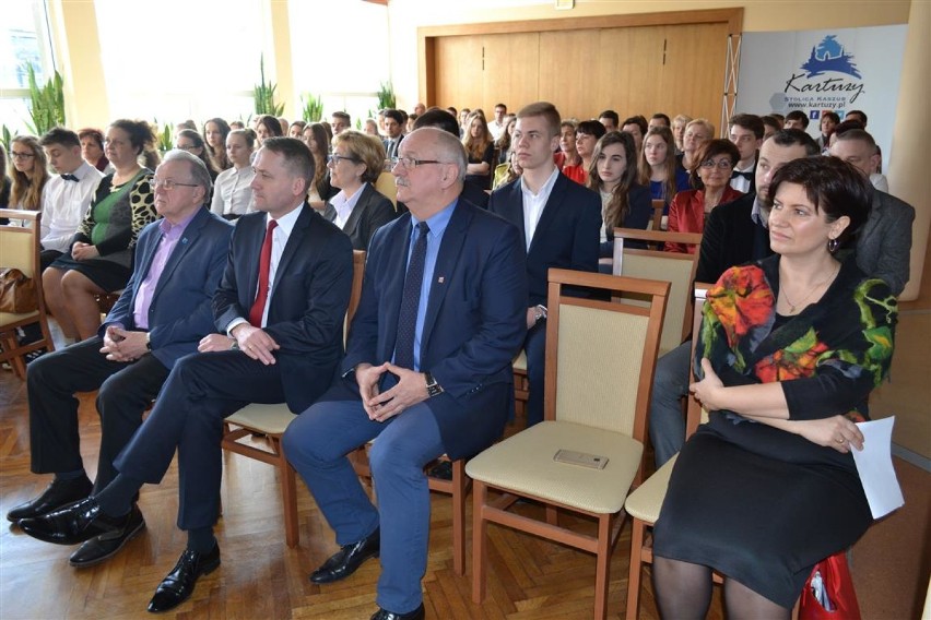 Stypendia burmistrza Kartuz wręczone - 54 uzdolnionych uczniów nagrodzonych za wyniki w nauce