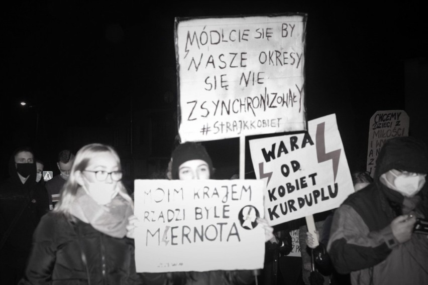 Ślesin. Czarny Protest : Kot może zostać, myślę, czuję, decyduję i inne hasła wybrzmiały tym razem w Ślesinie