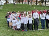 Żywe zdjęcie w Żarach. Z okazji nadchodzącego Narodowego Święta Niepodległości mieszkańcy utworzyli napis "105"